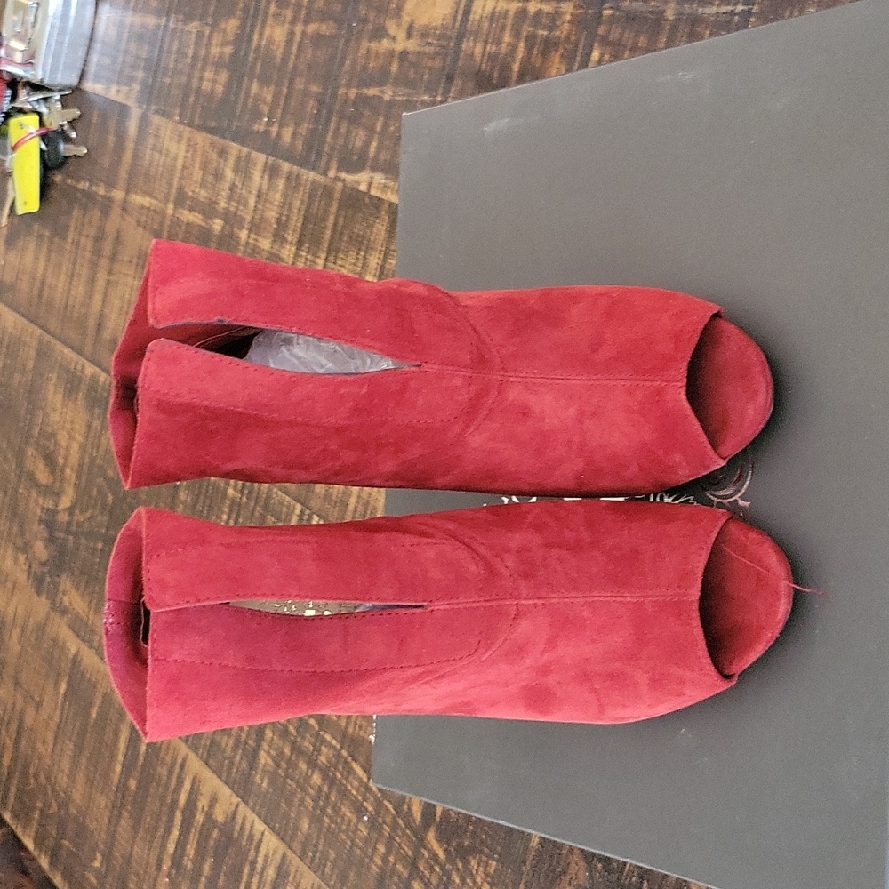 Vince Camuto bootie size 7 Persia true suede